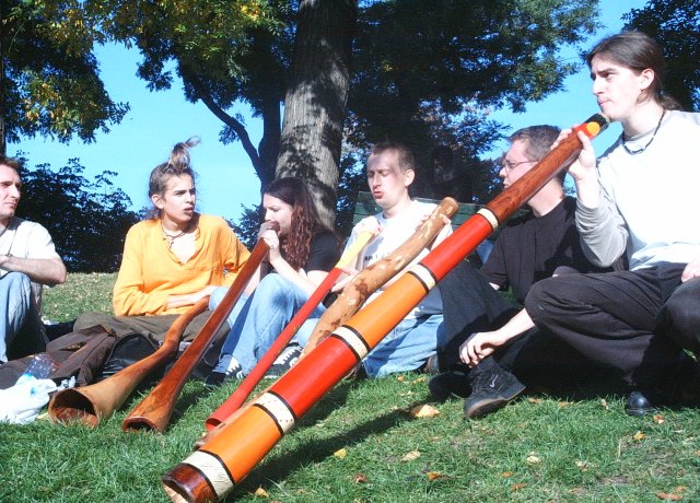 De gauche à droite: Bénito, Daude, Seb, Le Bourdon et Lich.
<br />Et tout à gauche, Kenalu, dsl t'est coupé en deux.