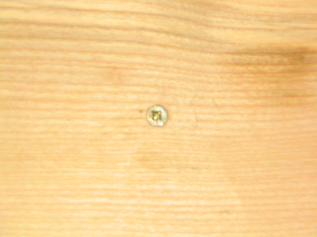 Une des deux vis servant faire tenir la baguette
<br />Petit conseil si vous avez une fraiseuse : fraiser le trou avant de visset, cela permettra une meilleure stabilité au socle...