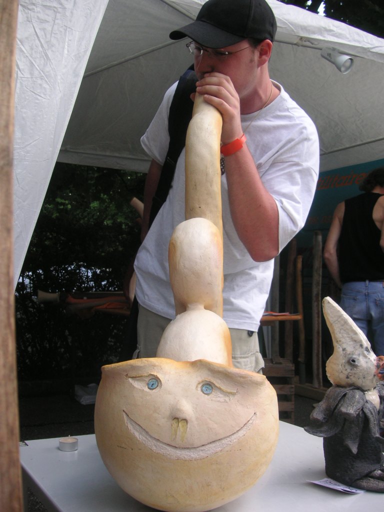 swisseric qui soufle dans un didg en poterie