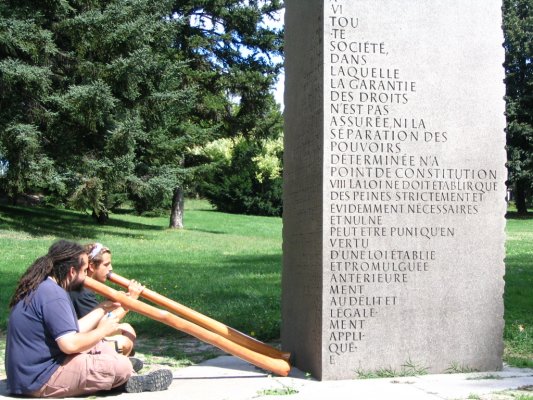 Ah ben non c'est de l'autre côté qu'il faut lire, là où vous êtes vous voyez rien!! pffff
