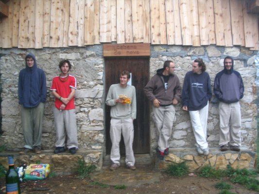 ben pourquoi vous restez collés au mur??  il tombe sinon??