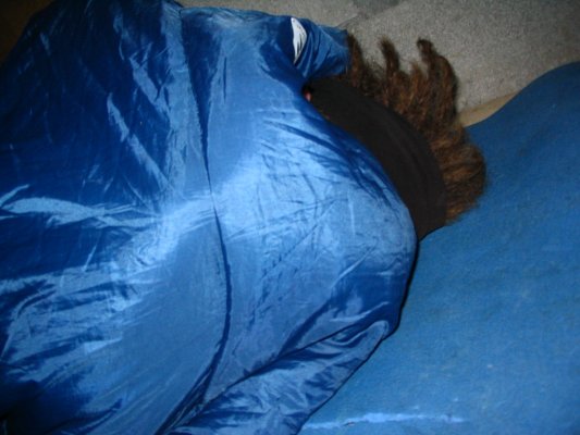 un sac de couchage avec des dreads......drôle de bestiole......
