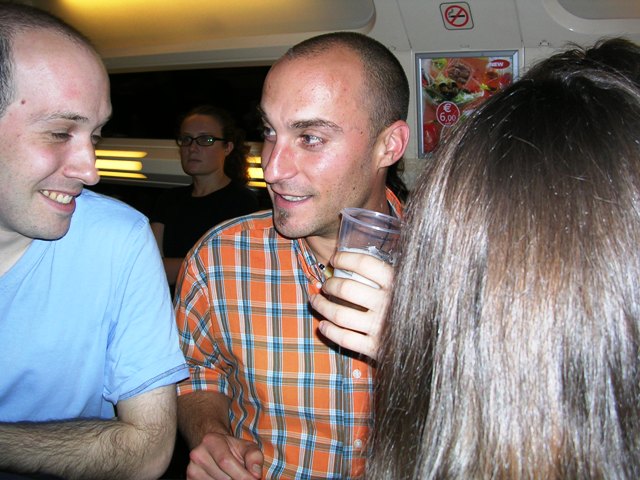 Dans le train ça commence bien... Tooope son verre à la main. Alban à sa droite qui lui fait du pied sous le comptoir. Ce mec est taré!!!!!