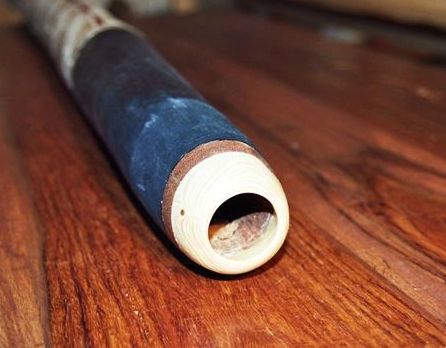 une embouchure en cèdre