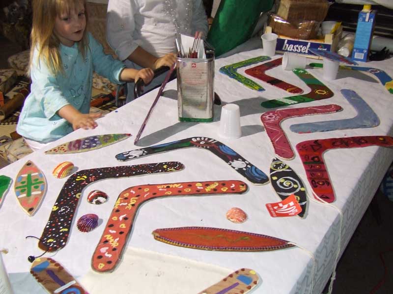expos des boomerangs peints (en train de sécher)