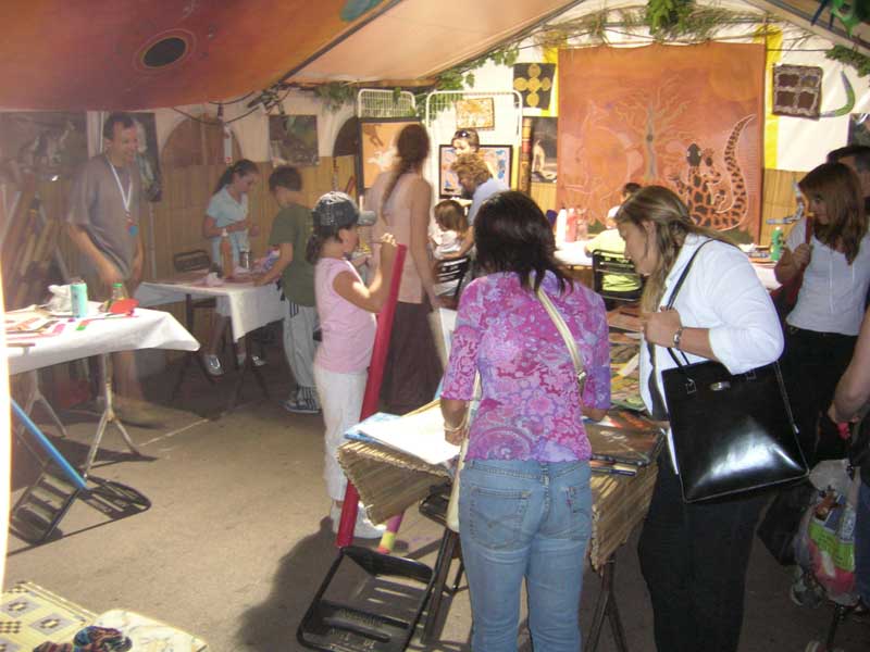 le stand, les enfants et les &amp;quot;artistes&amp;quot; (c etait marqué sur nos &amp;quot;ptites etiquettes&amp;quot;)