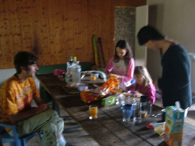 regou, océane, laeticia et kiki au ptit déj! c'est flou! mal réveillés??
