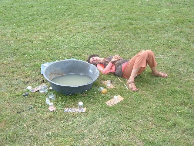 Louise qui fait une ptite sieste méditative près de l'eau !