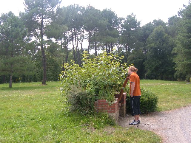 samy qui teste la résonnance des bancs en brique!