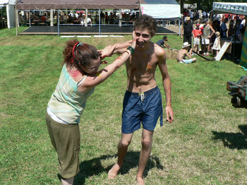 daude et benoît, en plein amusement, des vrais gamins, il jouaient avec la peinture qui servaient à peindre les didges.....normalement! ahahahah
