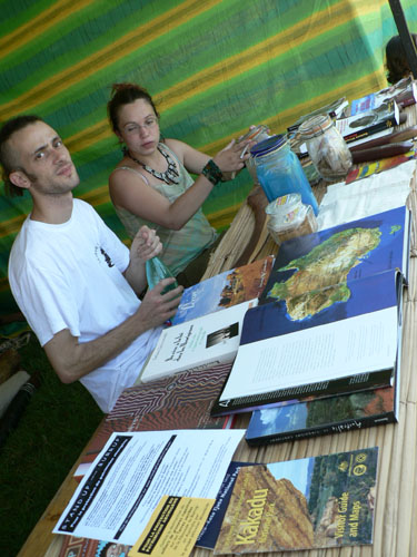 Benji et Daude dans le stand de l'asso