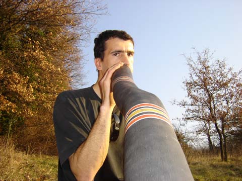 alain joue du snake.jpg